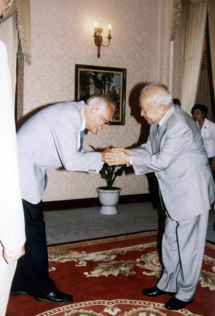 Le père Francois Ponchaud avec le prince Norodom Sihanouk du Cambodge