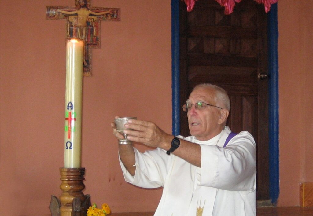 Le père Ponchaud en train de célébrer la messe