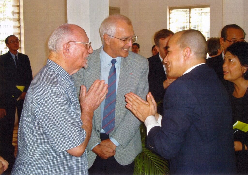 Le père Ponchaud et le père Robert Venet avec le roi Siamoni du Cambodge