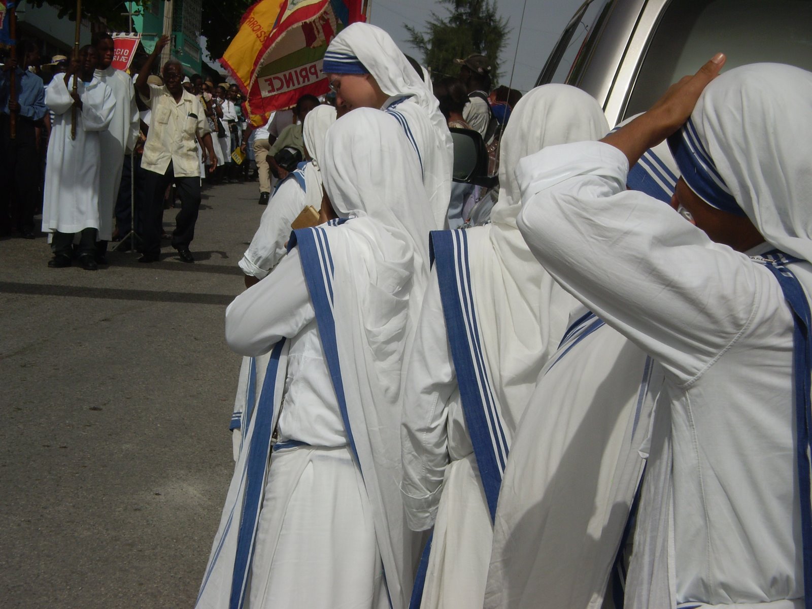 Des Missionnaires de la Charité portant leur Sari traditionnelle durant une procession religieuse.