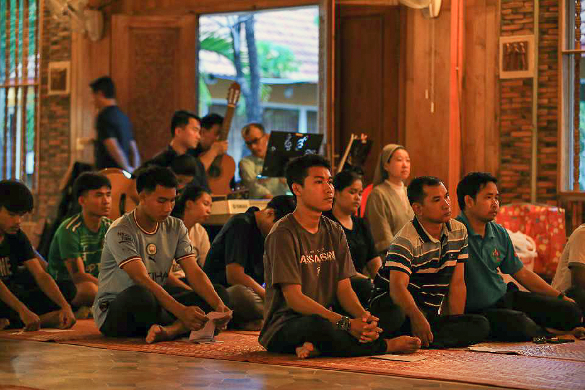 Des croyants de toutes les communautés religieuses ont participé à la veillée de prière pour le pape, lundi soir dans la capitale cambodgienne.