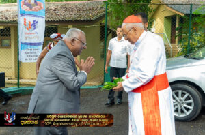 Le cardinal Ranjith avec Milan De Silva, un laïc qui a fondé la chaîne de télévision catholique sri-lankaise Verbum TV avec son épouse Malika De Silva.