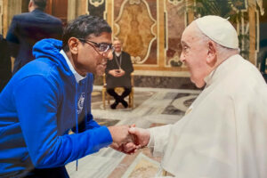 Le mois dernier lors du Jubilé du monde de la communication, le père Stanislaus a rencontré le pape auprès de qui il a partagé la prière et le soutien de tous les Taïwanais.