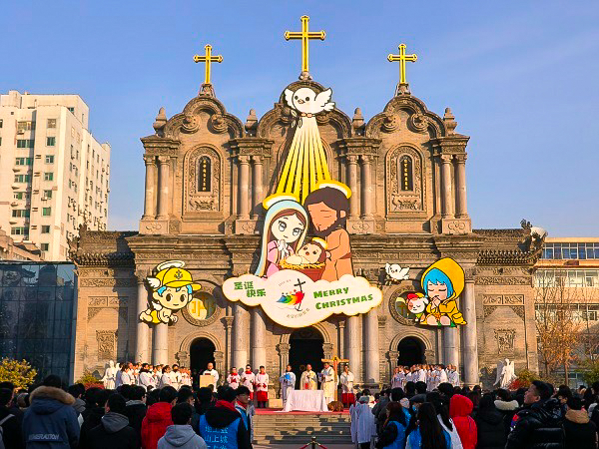 Luce, la mascotte officielle du Jubilé, est visible sur les façades de plusieurs églises comme ici dans le diocèse de Xi’an, le 29 décembre lors du lancement du Jubilé.