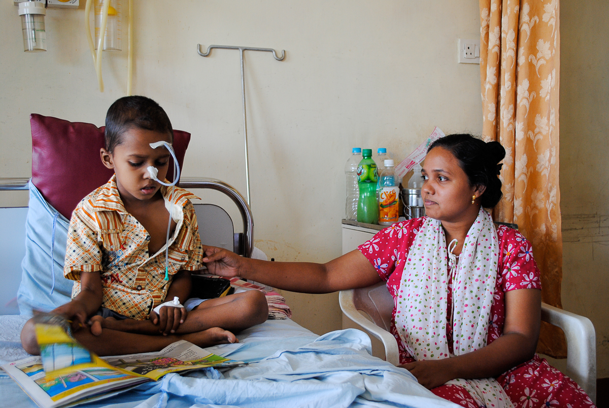 Un patient avec sa mère dans un centre de soins palliatifs au Kerala.