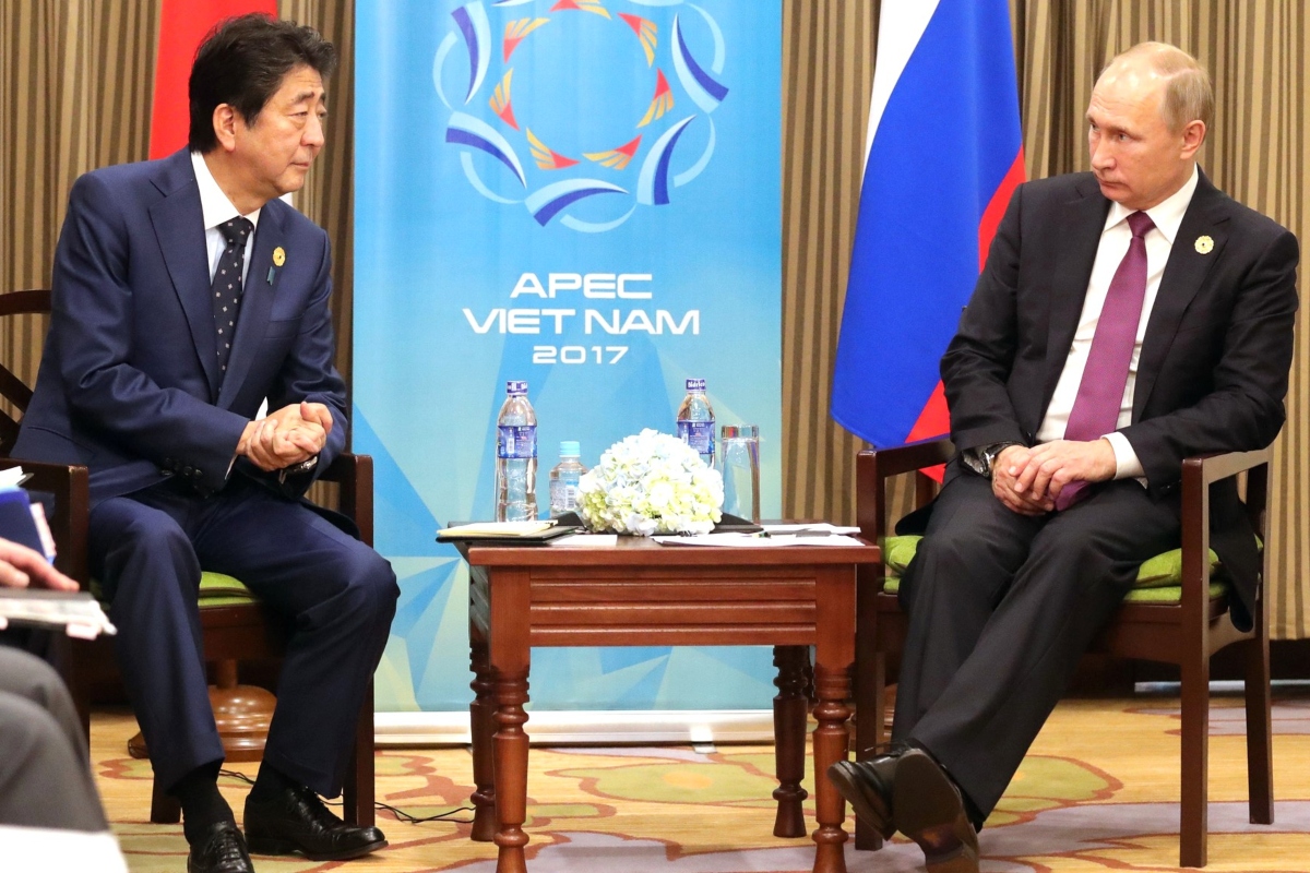 Vladimir Poutine avec le Premier ministre japonais Shinzo Abe (mort en 2022), ici lors d’un sommet au Vietnam en 2017.