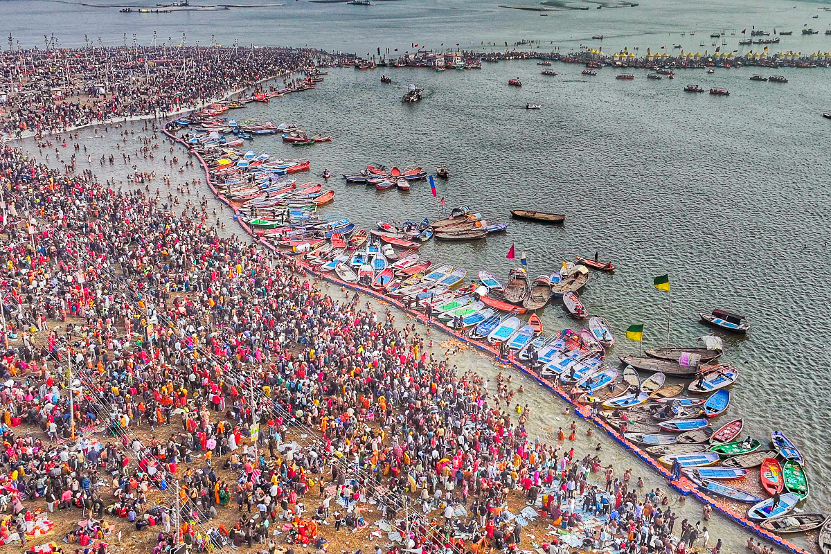 Vue aérienne du Triveni Sangam (confluence du Gange, du Yamuna et du Saraswati) à Prayagraj durant la Kumbh Mela.