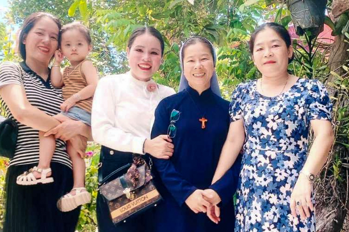 Dau Kieu Giang (en blanc) avec d’autres catéchumènes et leur accompagnatrice, sœur Teresa Ho Thi Vinh, le 25 février dans la paroisse de Cam Lo (province centrale de Quang Tri).