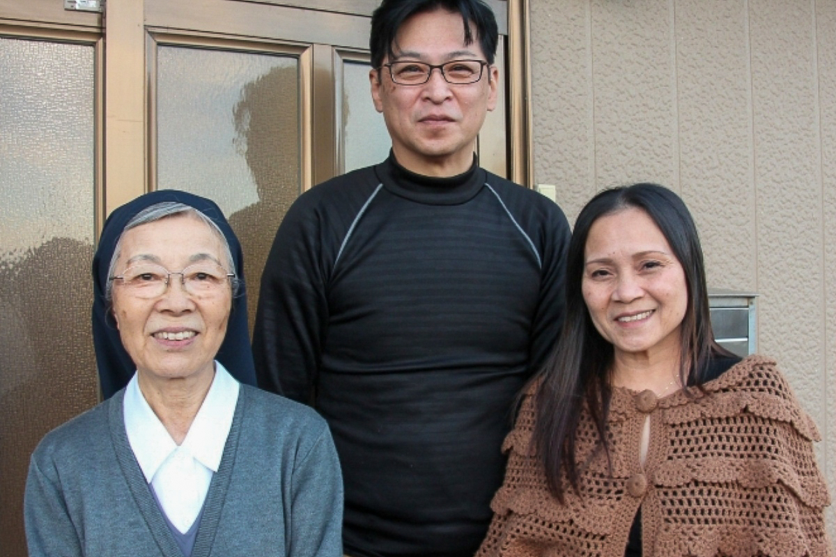 De gauche à droite, sœur Harada, Akira et Jocelyn.