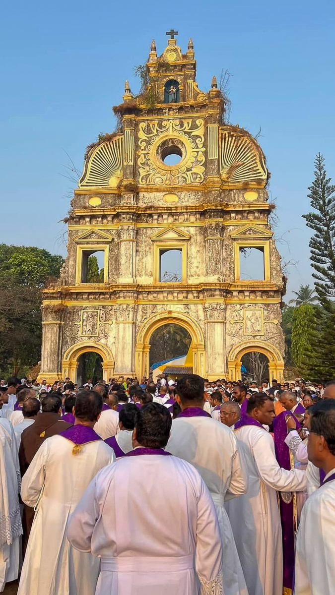 Des prêtres devant l’église de Sancoale, le 9 mars à Goa.