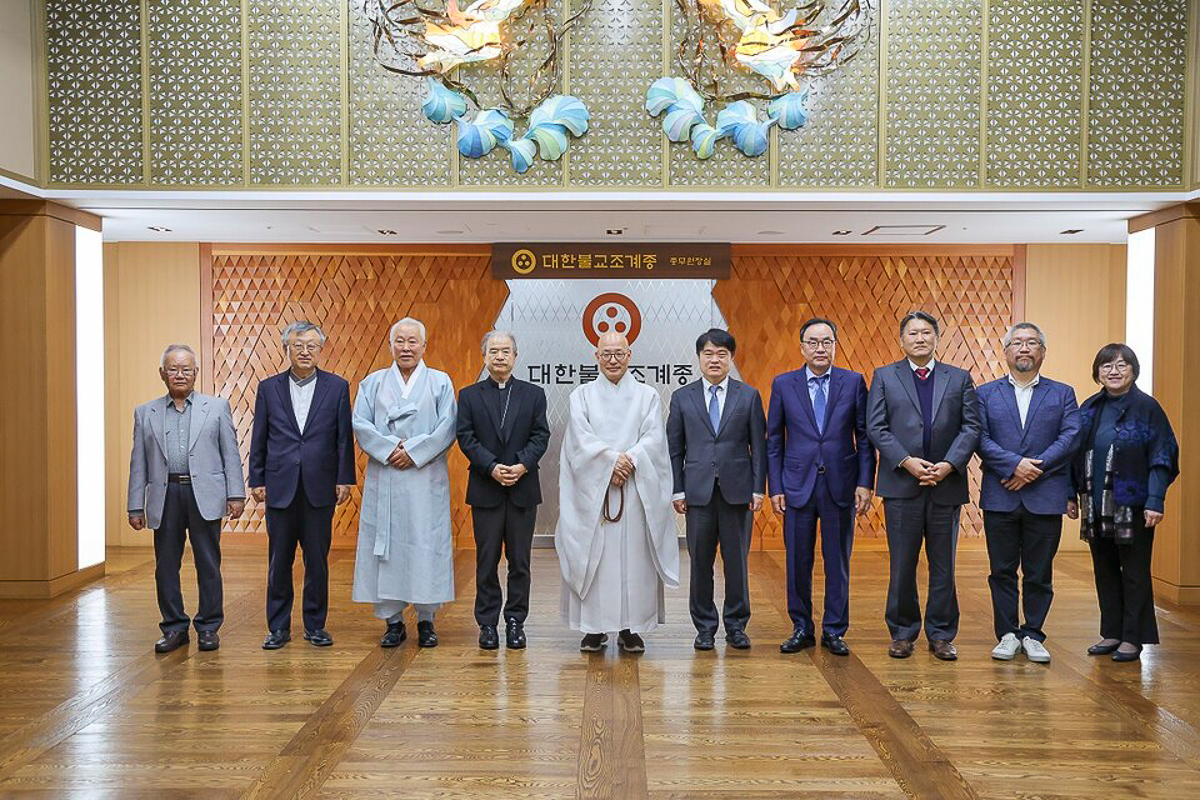 En octobre 2024 à Séoul, lors d’une rencontre interreligieuse au siège de l’Ordre Jogye du bouddhisme coréen (représentant du bouddhisme coréen traditionnel).