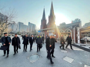 Le 24 février devant la cathédrale Saint-Ignace de Shanghai, lors de la visite d’une délégation du diocèse de Hong-Kong.