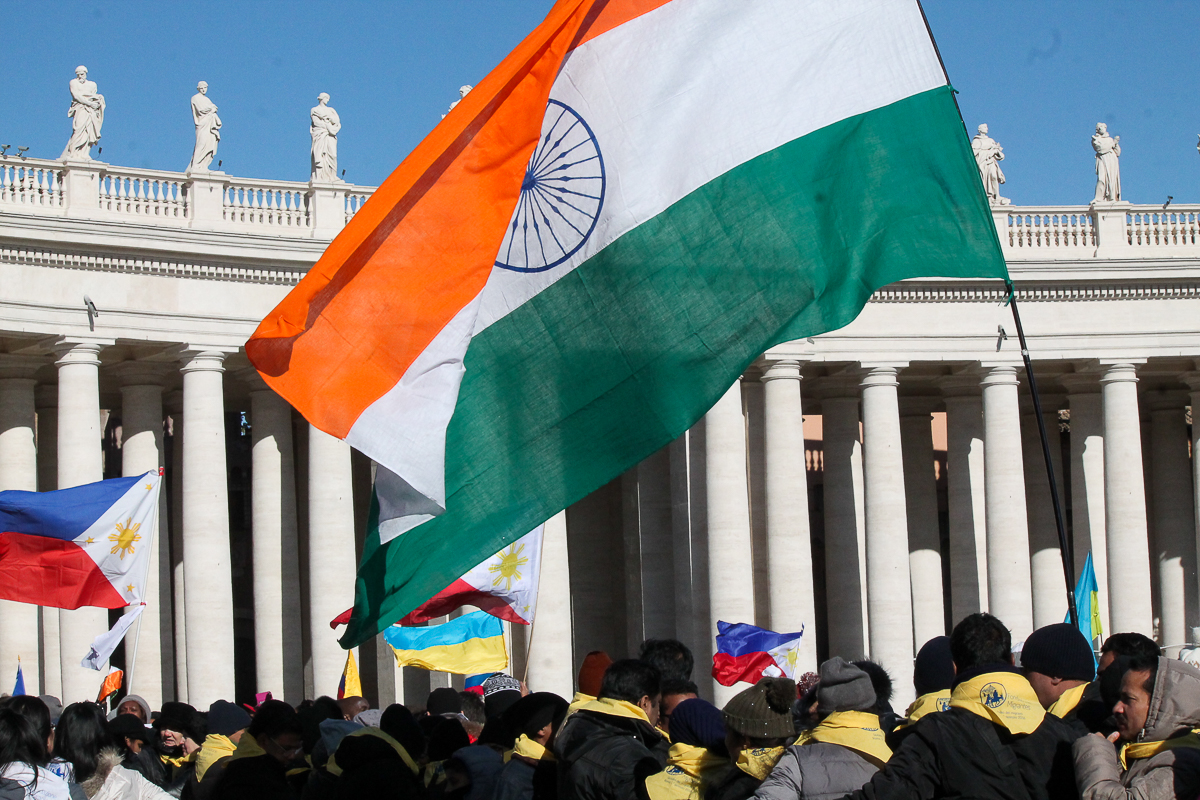 Un drapeau indien durant l’Angelus au Vatican. L'imposition de trois langues, dont l’hindi, dans le système éducatif indien est mal acceptée dans le Sud de l’Inde.