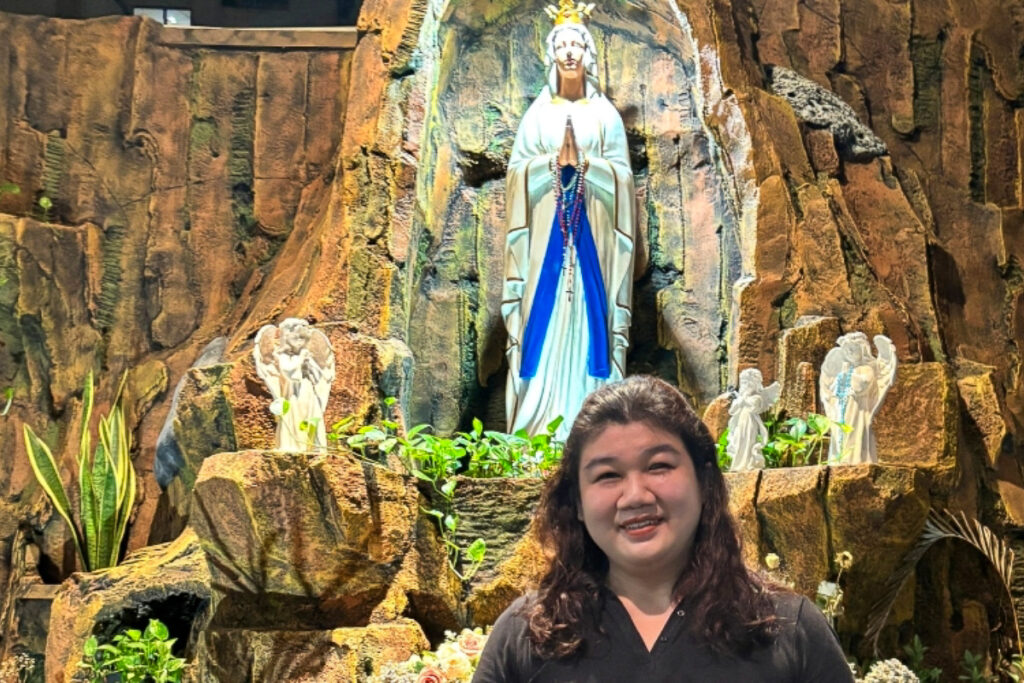 Doris Teh, le 6 avril devant une grotte mariale dans la paroisse St Paschal Cempaka Putih de Jakarta.