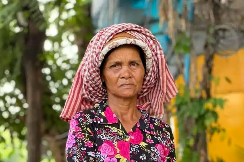 Hin Meng, qui a perdu sa famille durant les années Khmers Rouges : « Nous avons vécu l’enfer. J’ai creusé des digues et j’ai transporté de la terre, parfois à mains nues. »