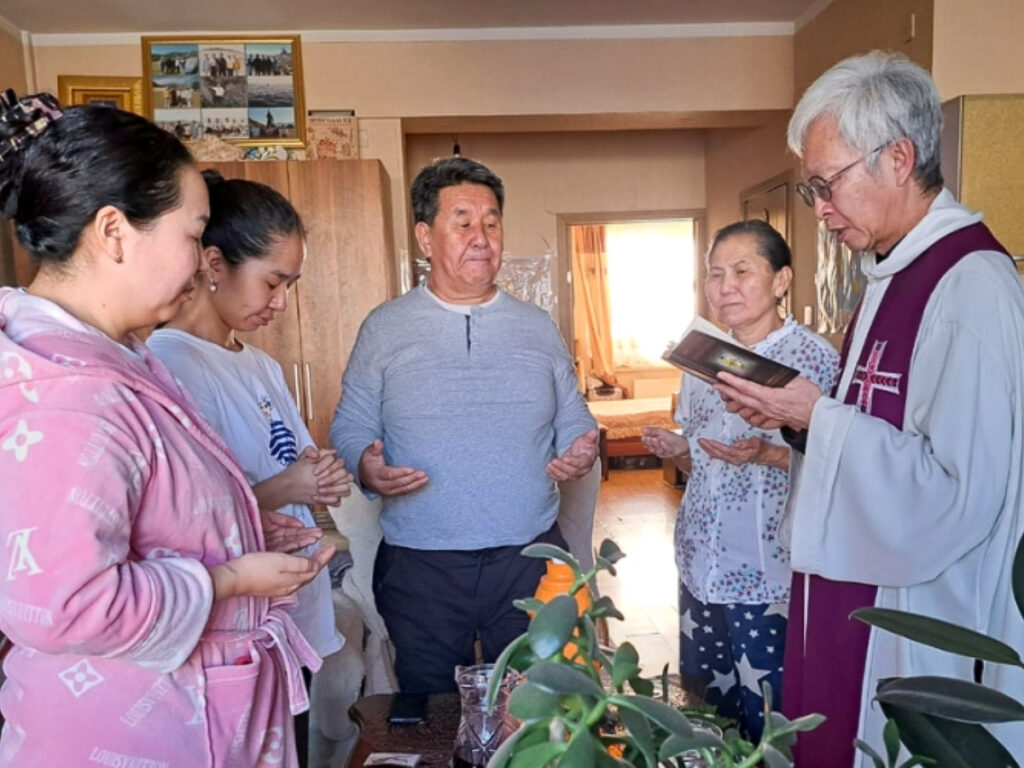 Le père Paul Leung, salésien, de la cathédrale Saints-Pierre-et-Paul d’Oulan-Bator, bénit la maison de Tserenchimed Chuluunbaatar, qui sera baptisé durant la Vigile pascale.