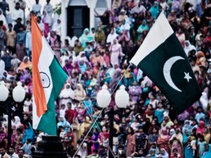 Les drapeaux de l’Inde et du Pakistan, à Wagah sur l'unique poste-frontière terrestre entre l’Inde et le Pakistan.