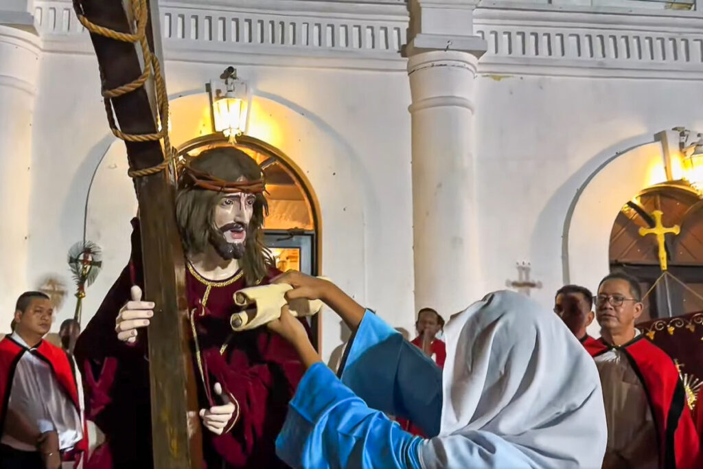 Une scène représentant le voile de Véronique et le Christ portant sa croix, durant la procession des Rameaux dans l’église Saint-Pierre de Malacca.
