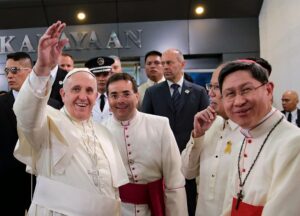 23 cardinaux asiatiques seront présents au conclave à Rome, parmi eux, le cardinal Tagle ( à droite).