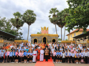 Après leurs échanges, les participants ont été conduits sur le terrain, dans les plus prestigieuses pagodes de Phnom-Penh comme dans une simple pagode de campagne à Takeo.