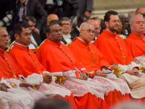 Au premier rang, cinq nouveaux cardinaux lors du consistoire de 2022, représentant quatre pays d’Asie (Inde, Timor oriental, Singapour, Mongolie).
