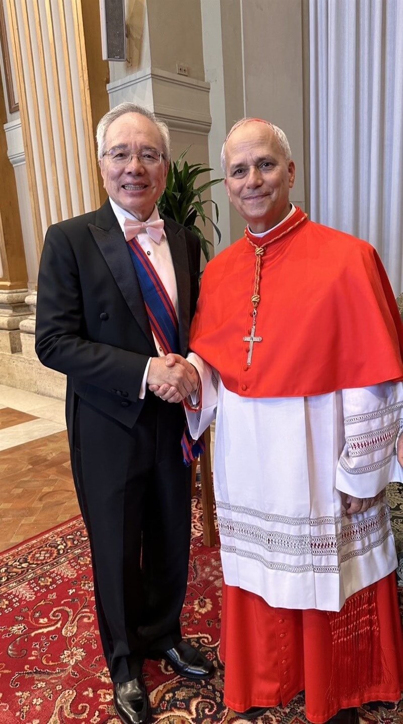 Matthew Lee, l’ambassadeur sortant de Taipei près le Saint-Siège, ici en 2023 au Vatican avec le cardinal Prevost.