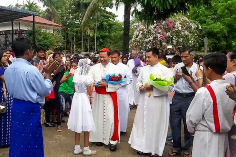 Le cardinal Bo à Mingalardonn en périphérie de Rangoun, Pâques 2017.