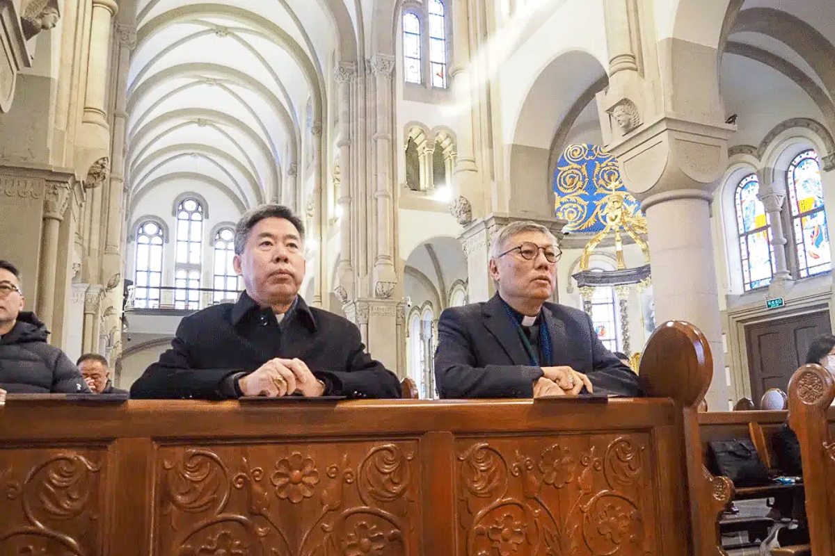 Le cardinal Chow de Hong-Kong, en février dernier avec l’évêque de Shanghai dans la basilique Notre-Dame de Sheshan.