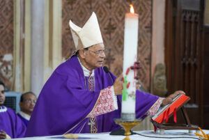 Le cardinal Gracias lors d’une messe en mémoire du pape François, le 21 avril au soir dans la cathédrale de Mumbai.