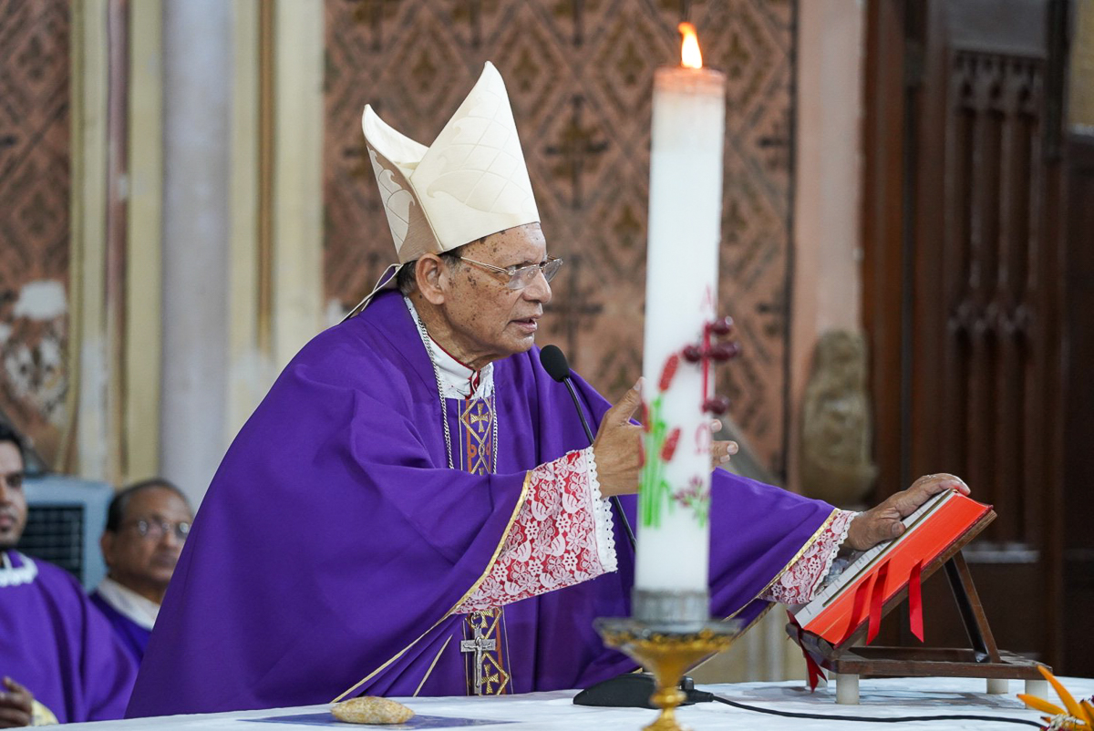 Le cardinal Gracias lors d’une messe en mémoire du pape François, le 21 avril au soir dans la cathédrale de Mumbai.