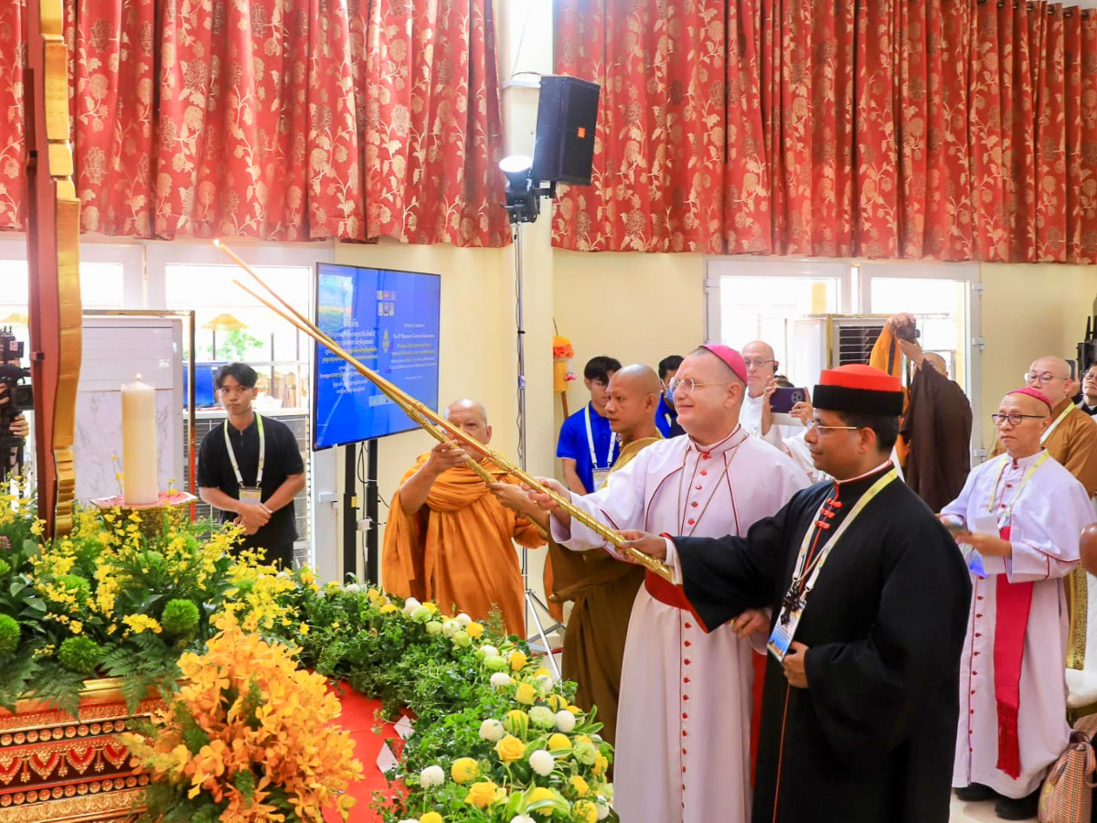 Le cardinal Koovakad et Mgr Schmitthaeusler avec deux représentants du bouddhisme cambodgien à l'ouverture du colloque.