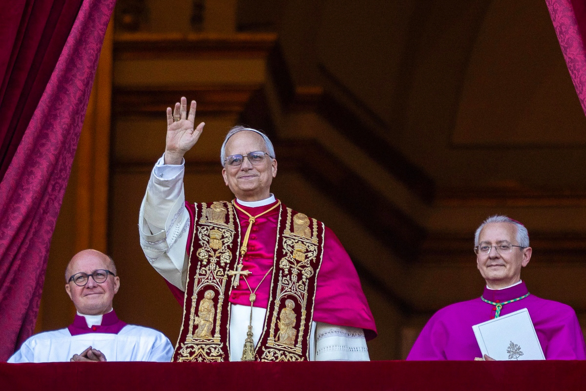 Le pape Léon XIV salue les pèlerins place Saint-Pierre peu après son élection ce jeudi 8 mai 2025 au Vatican.