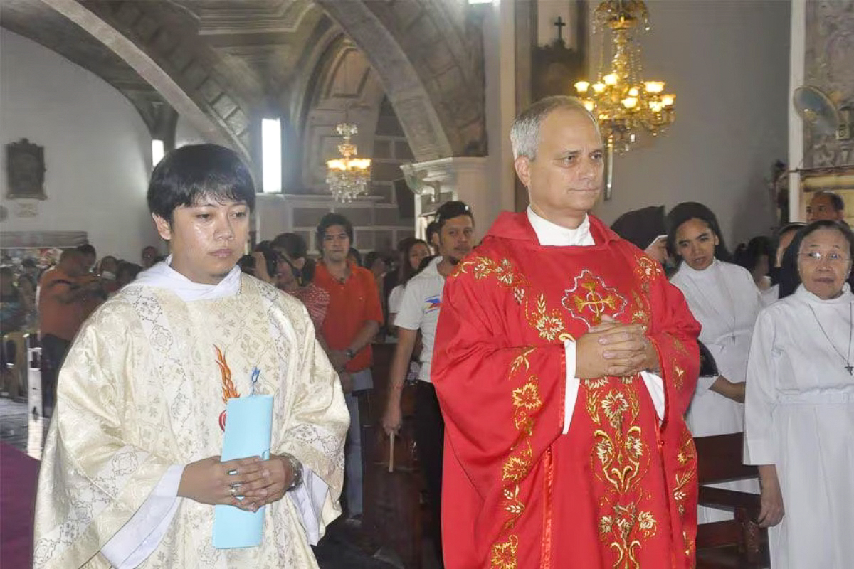 Le père Robert Prevost durant une messe aux Philippines en 2010.