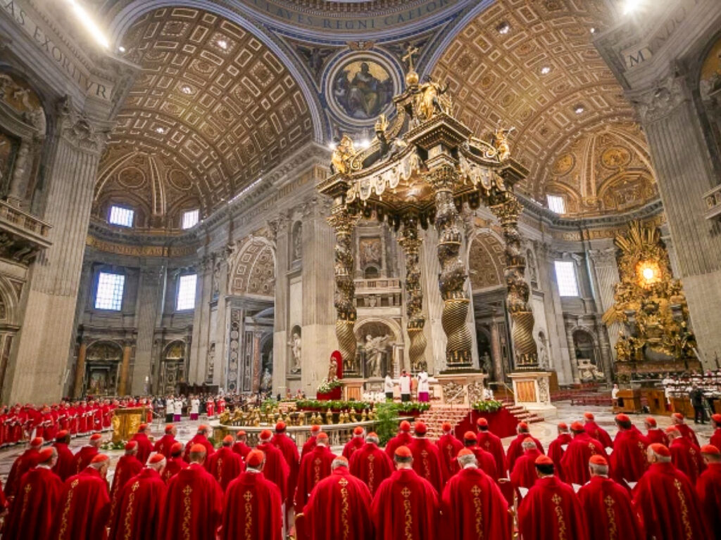Les cardinaux participant à la 5e messe novendiale dans la basilique Saint-Pierre, le 30 avril 2025 au Vatican.