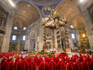 Les cardinaux participant à la 5e messe novendiale dans la basilique Saint-Pierre, le 30 avril 2025 au Vatican.