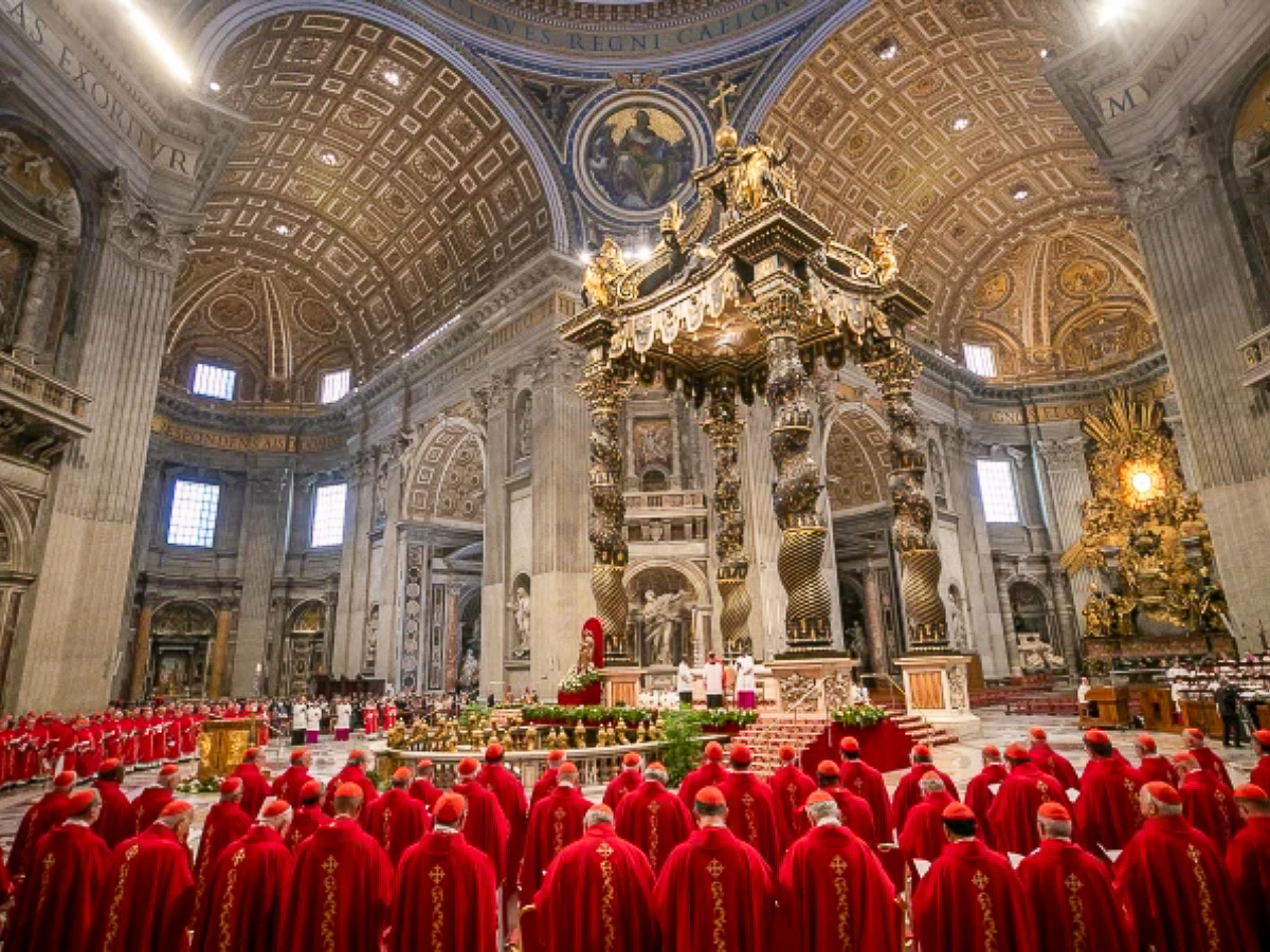 Les cardinaux participant à la 5e messe novendiale dans la basilique Saint-Pierre, le 30 avril 2025 au Vatican.