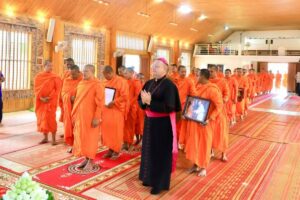 Mgr Olivier Schmitthaeusler, le Dr Yon Seng Yeath et une délégation de 42 moines bouddhistes, le 4 mai à Phnom Penh lors d’une rencontre en hommage au pape François.