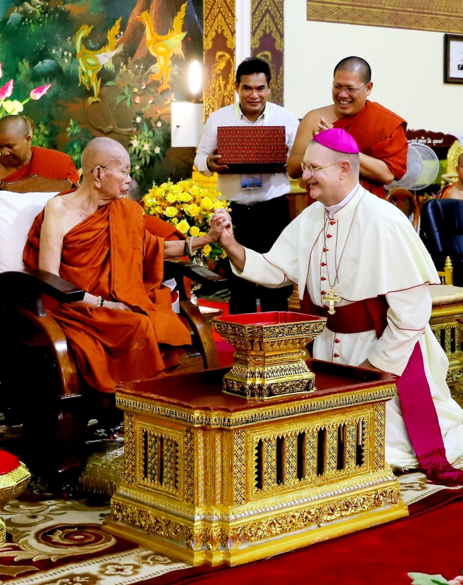 Mgr Olivier Schmitthaeusler, vicaire apostolique de Phnom Penh, ici le 29 mai avec le Grand Patriarche Supreme du Royaume du Cambodge.