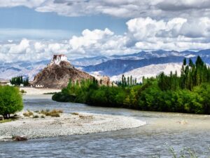 Un monastère bouddhiste sur la rive droite du fleuve Indus, Leh (Jammu-et-Cachemire), Inde.