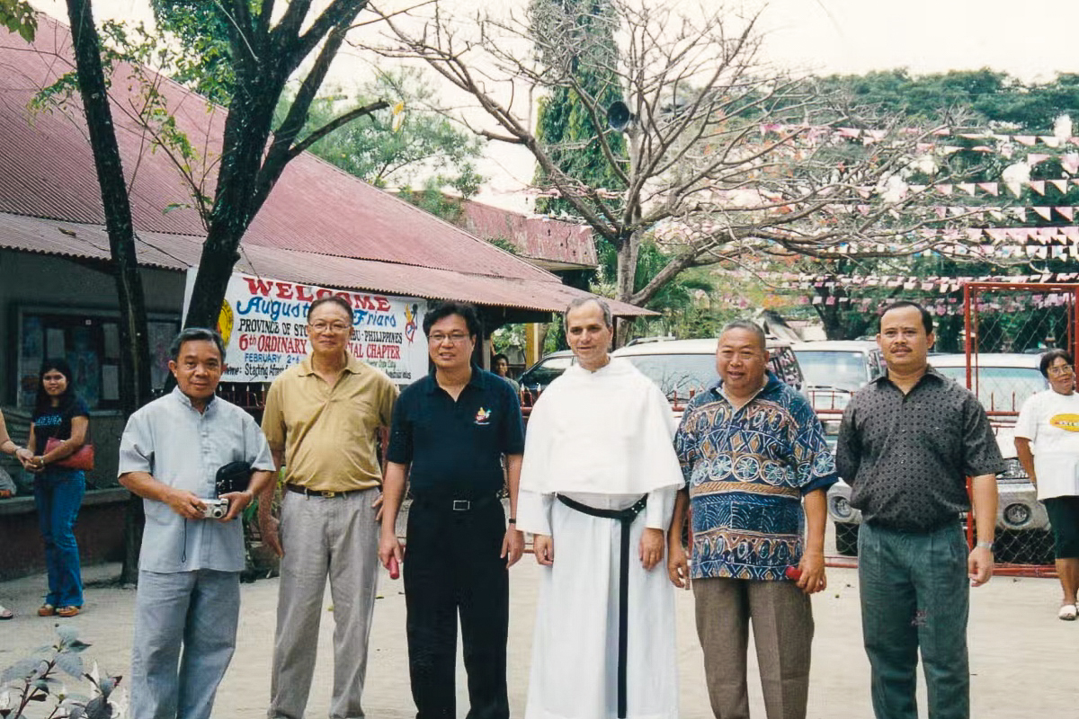 Une visite du père Robert Prevost en 2004 aux Philippines.