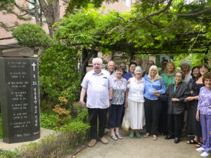 Des proches des serviteurs de Dieu morts en martyrs durant la Guerre de Corée, devant un « Monument aux martyrs de Saint Colomban », le 23 mai en Corée du Sud.