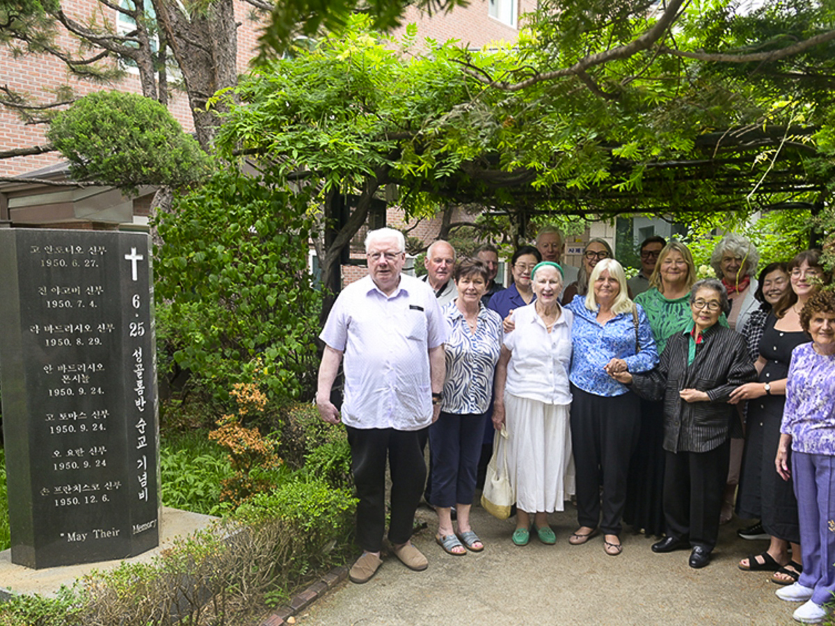 Des proches des serviteurs de Dieu morts en martyrs durant la Guerre de Corée, devant un « Monument aux martyrs de Saint Colomban », le 23 mai en Corée du Sud.