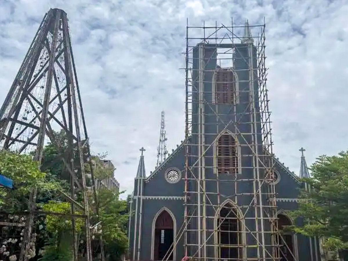 La cathédrale du Sacré-Cœur de Mandalay, Birmanie, en cours de rénovation après d’importants dégâts subis fin mars lors du séisme.