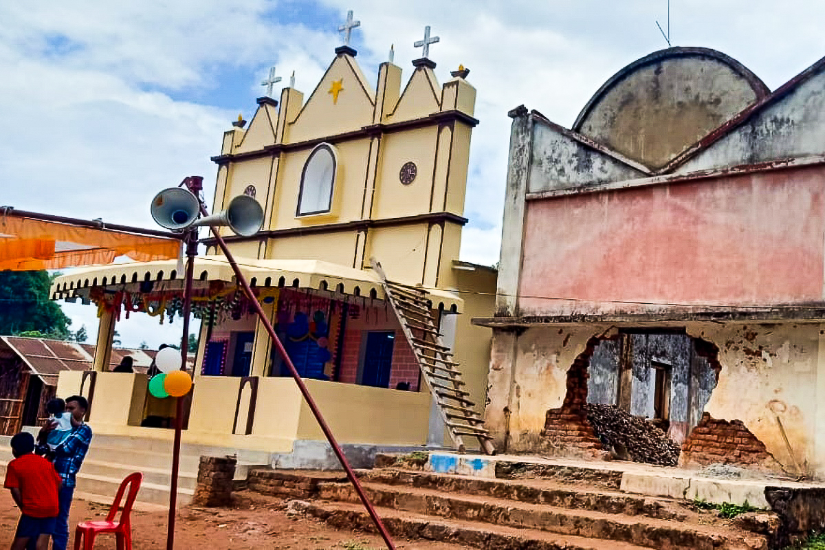 La nouvelle église a été construite à côté de l’ancienne église où l’enseignant chrétien Mathieu Nayak a été brûlé vif en 2008.