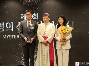 Le 17 juin, l’archevêque de Séoul avec des lauréats des 19e Mystery of Life Awards (« Prix mystère de la vie »).
