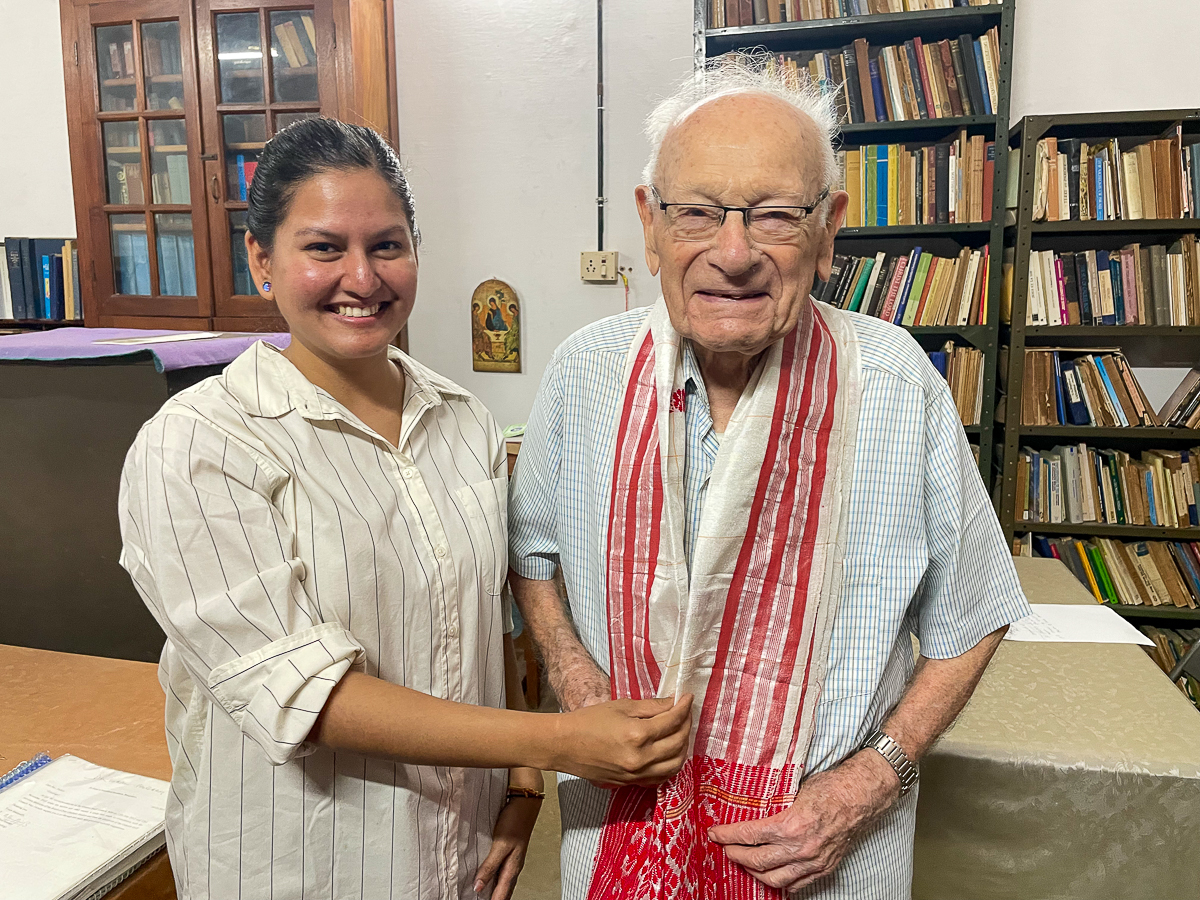Le P. Legrand avec Reshma Shreya K au séminaire de Bangalore.