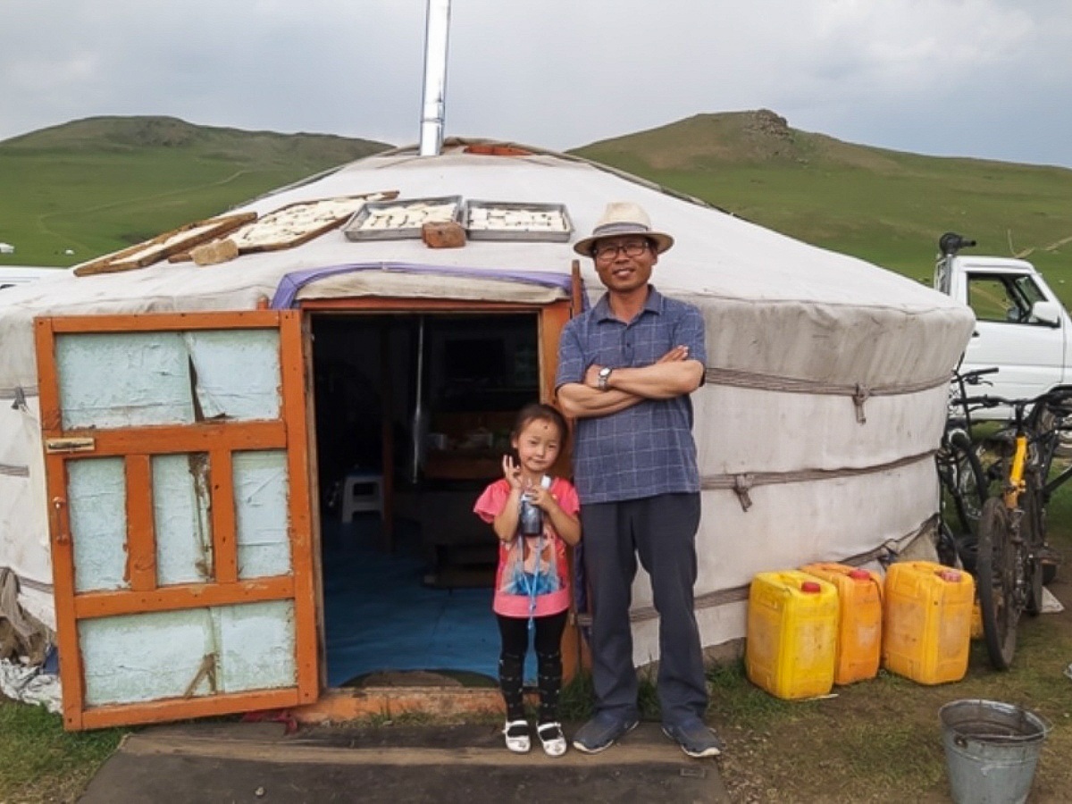 Le père Kim a adopté durant quelques années le style de vie des bergers nomades mongols à Erdenesant, une steppe à 200 km de la capitale.