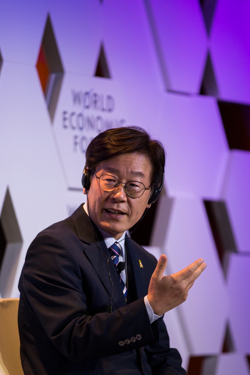 Lee Jae-Myung, élu 21e président de Corée du Sud le 4 juin, ici en 2017 en Chine alors qu’il était maire de la ville de Seongnam.