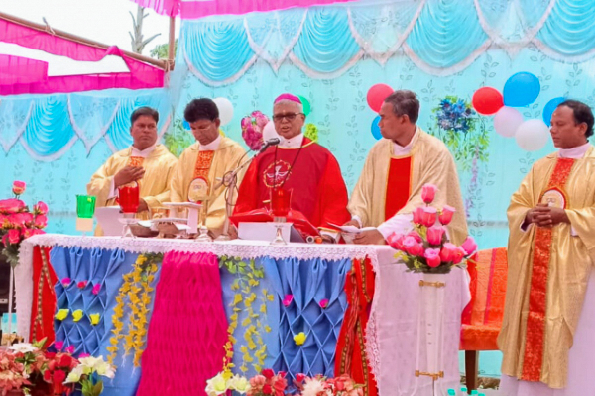 Mgr John Barwa, le 26 mai lors de la messe d’inauguration de l’église Saint-Michel.