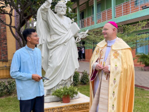 Mgr Ly (à gauche), ici avec Mgr Olivier Schmitthaeusler en mai 2025, a été nommé vicaire apostolique coadjuteur de Phnom Penh.